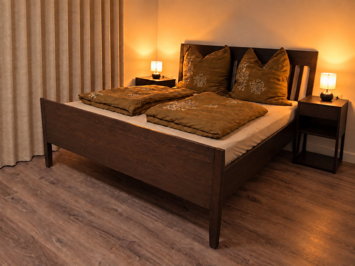 Doppelbett aus dunklem Holz mit zwei Nachttischlampen in einem Apartment der Pension Villa Restaurant Sömmerda