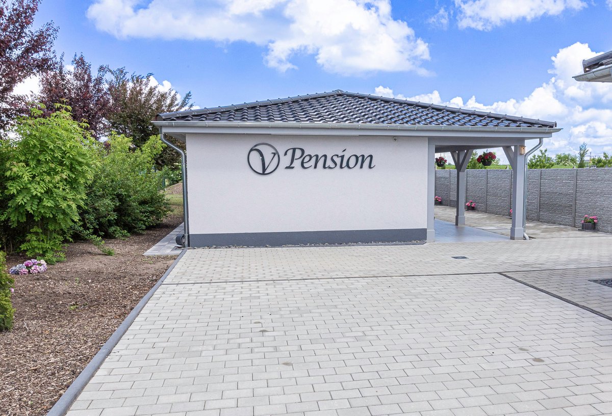 Pension Villa Restaurant Sömmerda, Giebelseite mit Schriftzug Pension
