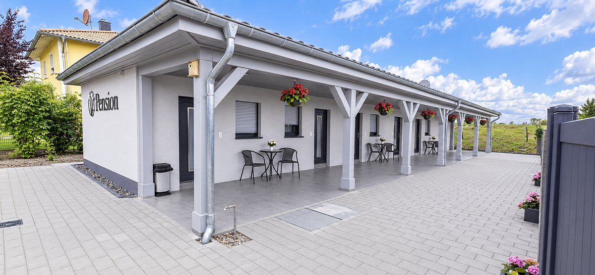Pension Villa Restaurant Sömmerda, Außenansicht mit überdachtem Laubengang vor den Apartments